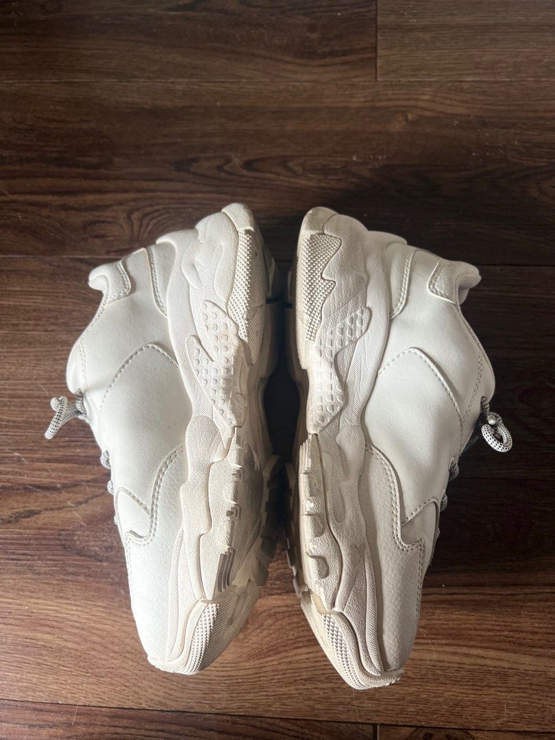 MLB Chunky Sneakers (Category: Sneakers) located in Manila. Submitted by tk.preloved (Listing ID 1412336851, Image 3). Description: Auth MLB Korea Chunky Sneakers ❤️‍🔥 Size 23.5cm White cream-colored chunky sneakers with NY logo. Sporty and casual design. Rfs: d na nggamit.