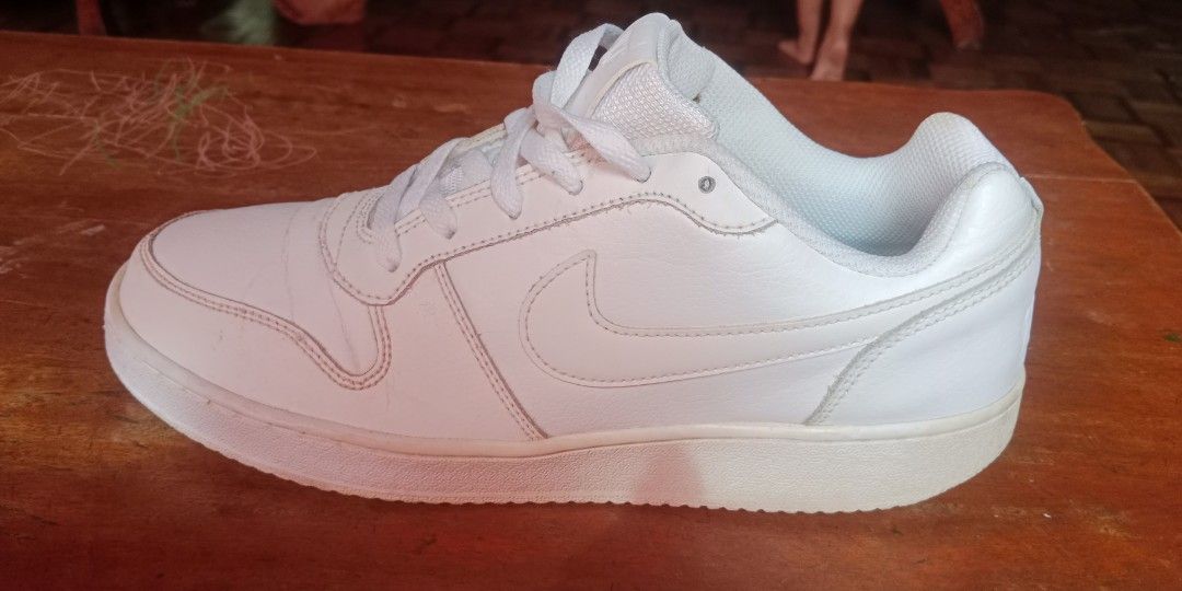 Nike Ebernon Low (Category: Sneakers) located in Narvacan. Submitted by thriftlover033 (Listing ID 1412348157, Image 2). Description: SIZE 43 po siya Original galing Canada Issues may stain Yung swelas pero kaya pa tanggalin at may crack sa harap Yung Isang pares lang Reason for selling need allowance.