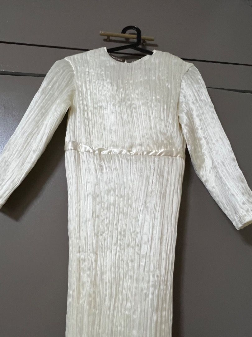 Off white dress custom-made (Category: Dresses) located in Manila. Submitted by cluttercrushers (Listing ID 1412391232, Image 3). Description: - off white, long-sleeved, pleated maxi dress with a round neck and an empire waistline - Custom-made - never worn - petite size - perfect for weddings and photoshoot .
