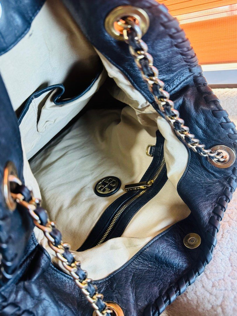 original preloved Tory Burch (Category: Luxury Bags & Wallets) located in Manila. Submitted by nylan1227 (Listing ID 1412476397, Image 2). Description: still in good condition.