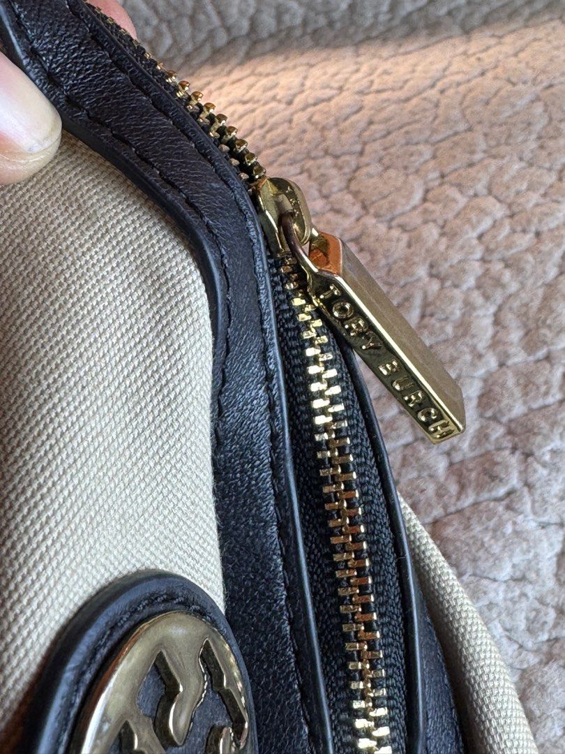 original preloved Tory Burch (Category: Luxury Bags & Wallets) located in Manila. Submitted by nylan1227 (Listing ID 1412476397, Image 3). Description: still in good condition.