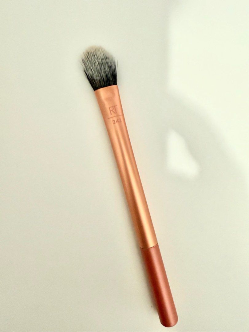 Real Techniques 242 Concealer Kitten Paw Brush (Category: Makeup) located in Pasig City. Submitted by squirrelthings (Listing ID 1412447557, Image 1). Description: rfs: too many concealer brush.