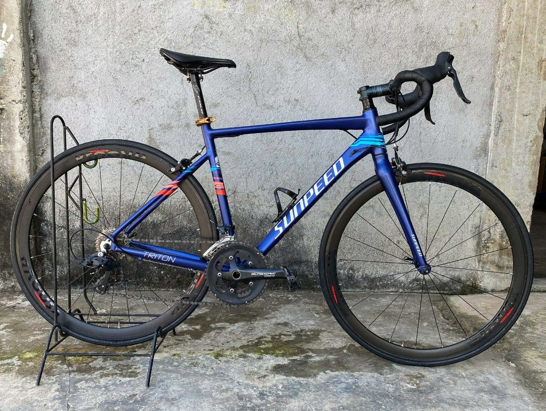 Sunpeed Triton Road Bike (Category: Bicycles) located in Tuguegarao City. Submitted by lawrencema88878 (Listing ID 1412358922, Image 2). Description: Selling my Sunpeed Triton Road Bike Size 50 – best for riders 5’4” to 5’8” Bike is in good, slightly used condition and 100% ready to ride. No mechanical issues. Very lightweight and responsive, perfect for beginners, daily commuters, or training rides. Specs: • 6061 full alloy frame with internal c