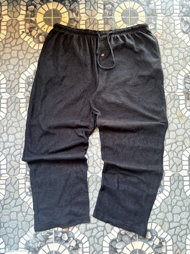 The North 15 2XL Black Pants (Category: Other Bottoms) located in Cavite. Submitted by abuseformoney (Listing ID 1412433686, Image 1). Description: - The North Face black pants - Size: 2XL - Material: 100% polyester (fleece-like) - Features: Elastic waistband, button closure - Color: Black.