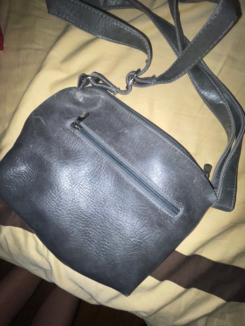Vintage Cross Body Bag (Category: Cross-body Bags) located in Marikina City. Submitted by prelovedbyshams.sy (Listing ID 1412503339, Image 2). Description: .