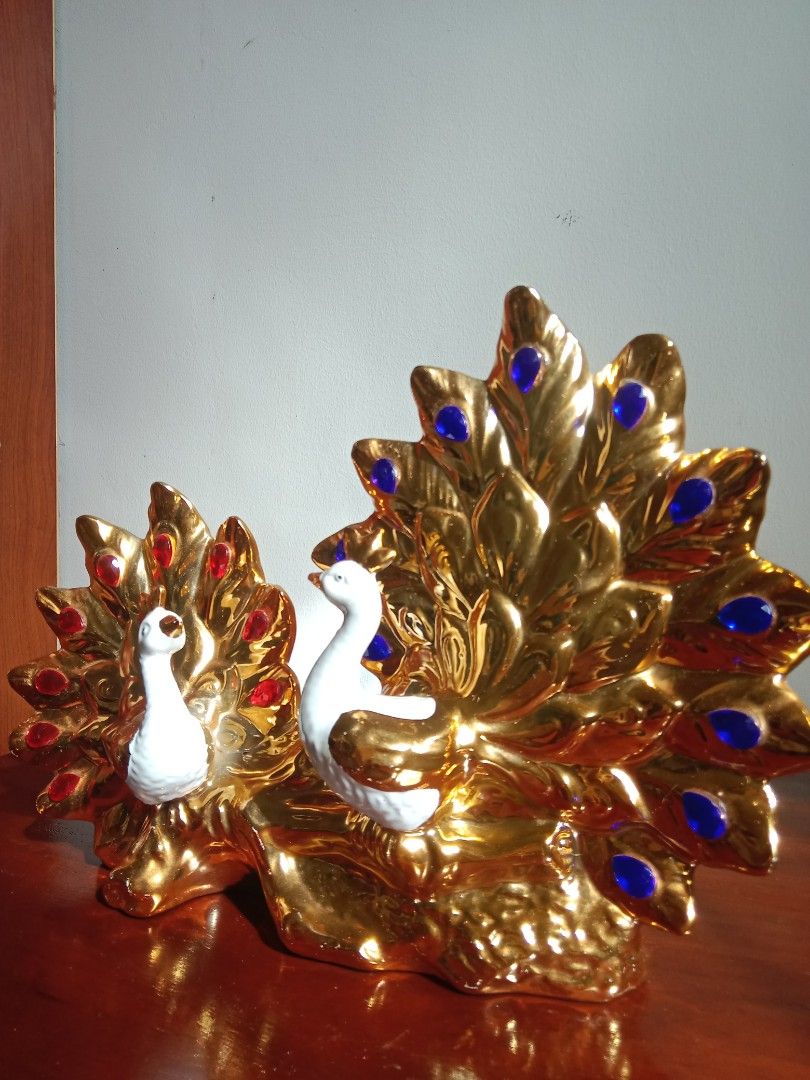 Vintage Gold Peacock Figurine (Category: Vintage Collectibles) located in Solano. Submitted by bags_infinity (Listing ID 1412339302, Image 3). Description: -metal material.