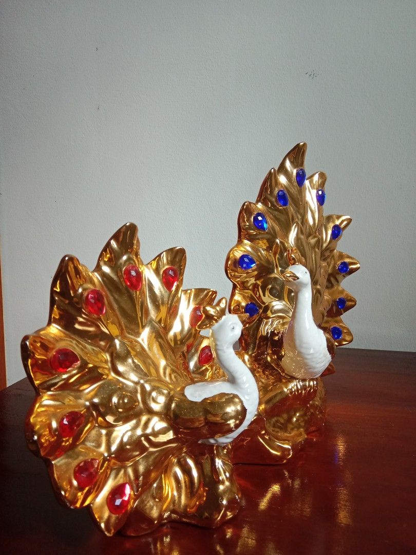 Vintage Gold Peacock Figurine (Category: Vintage Collectibles) located in Solano. Submitted by bags_infinity (Listing ID 1412339302, Image 2). Description: -metal material.
