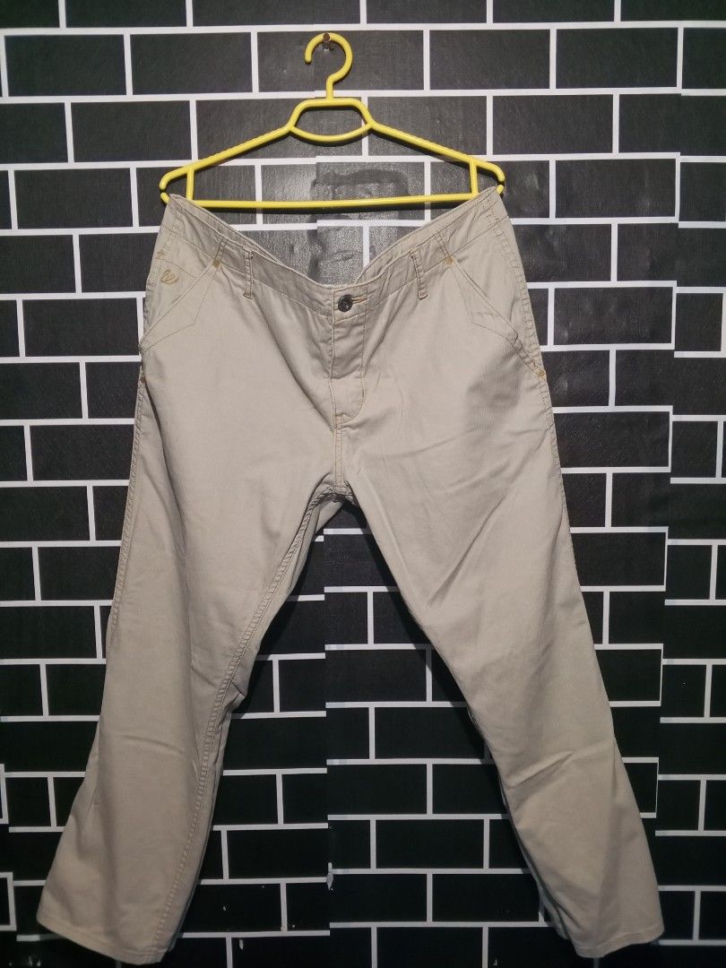 Wrangler Spencer Khaki Pants W36 (Category: Jeans) located in Las Pinas. Submitted by dydythrift74 (Listing ID 1412425085, Image 1). Description: Wrangler Spencer khaki pants. Features a button closure and multiple pockets. Size W36. Made with a blend of cotton and elastane for comfort and durability. Designed in Europe. The pants have a classic, versatile style suitable for various occasions..