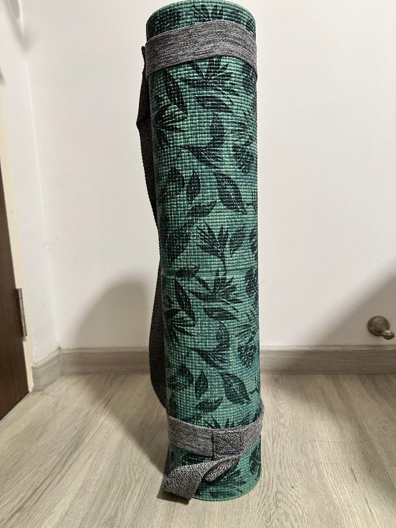 Yoga Mat with Leaf Pattern (Category: Exercise Mats) located in Singapore. Submitted by jessquah2225 (Listing ID 1412379549, Image 1). Description: Stylish yoga mat featuring a vibrant green leaf pattern. Includes a convenient carrying strap for easy transport..