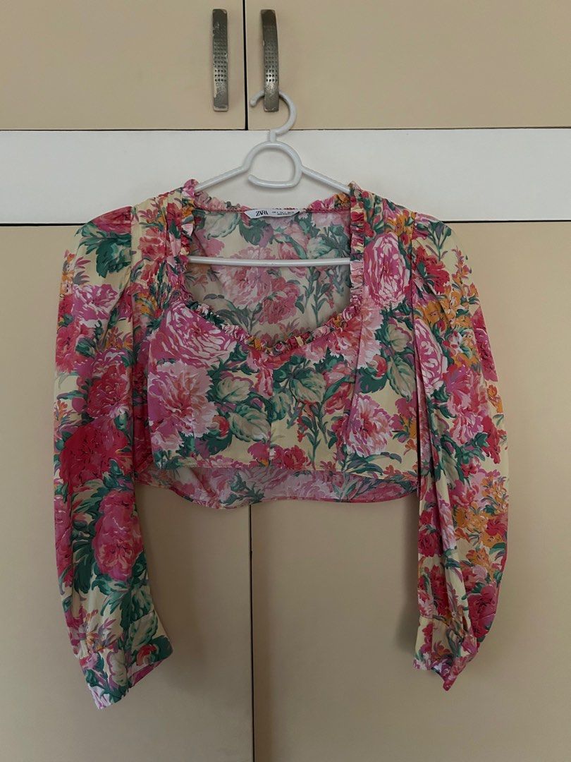 Zara Floral Crop Top - Size L (Category: Blouses) located in Cainta. Submitted by cleaaan.out (Listing ID 1412432213, Image 1). Description: - Zara floral crop top - Size: L - Features a sweetheart neckline - Long sleeves - Vibrant floral print - Ruffled trim.