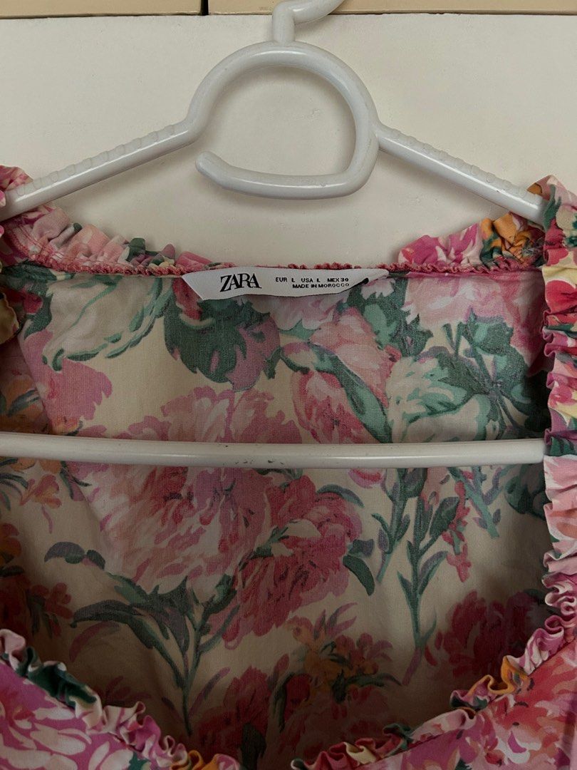 Zara Floral Crop Top - Size L (Category: Blouses) located in Cainta. Submitted by cleaaan.out (Listing ID 1412432213, Image 2). Description: - Zara floral crop top - Size: L - Features a sweetheart neckline - Long sleeves - Vibrant floral print - Ruffled trim.