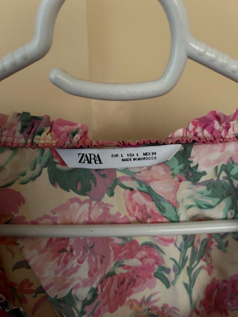 Zara Floral Crop Top - Size L (Category: Blouses) located in Cainta. Submitted by cleaaan.out (Listing ID 1412432213, Image 3). Description: - Zara floral crop top - Size: L - Features a sweetheart neckline - Long sleeves - Vibrant floral print - Ruffled trim.