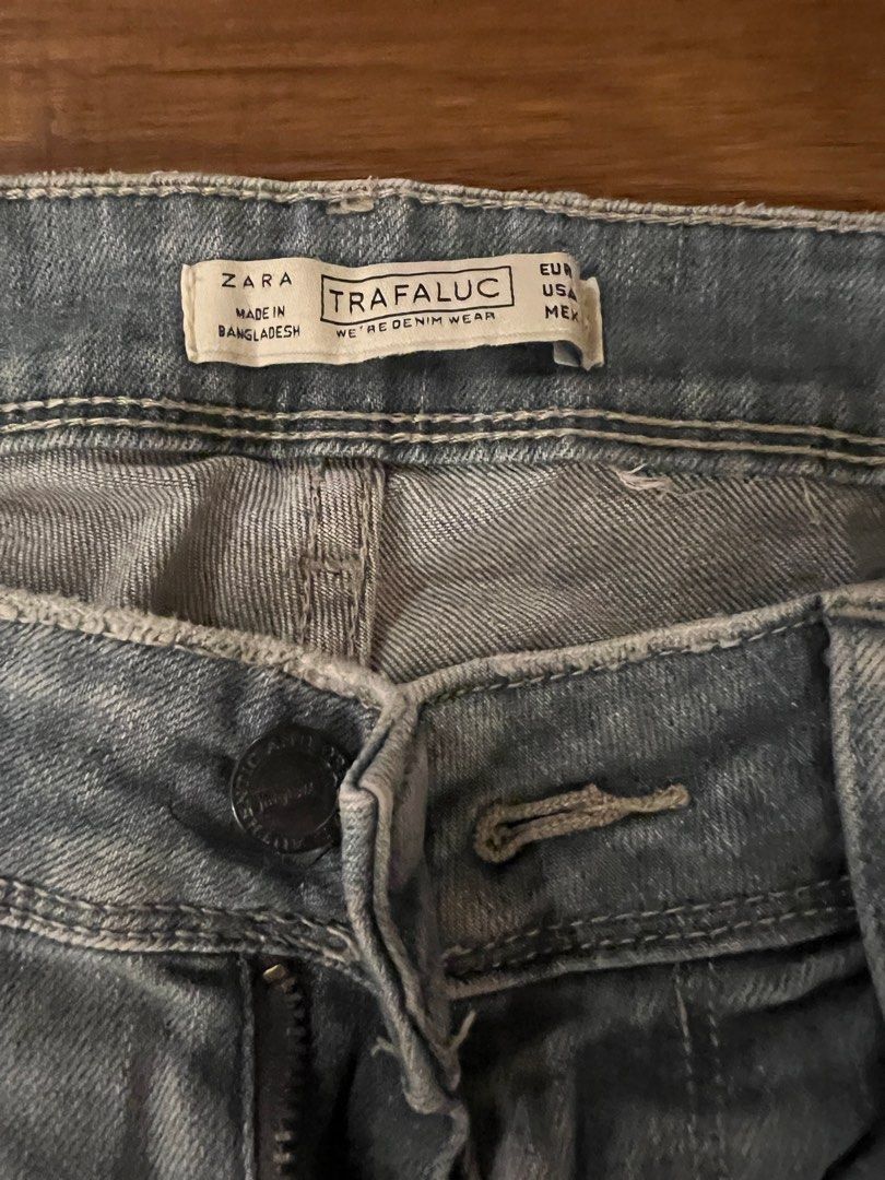 Zara Trafaluc Distressed Jeans (Category: Jeans) located in Guimba. Submitted by legenddandy (Listing ID 1412379158, Image 2). Description: - Zara Trafaluc jeans - Distressed detailing - Light blue wash - Slim fit - Button and zipper closure - Front and back pockets.