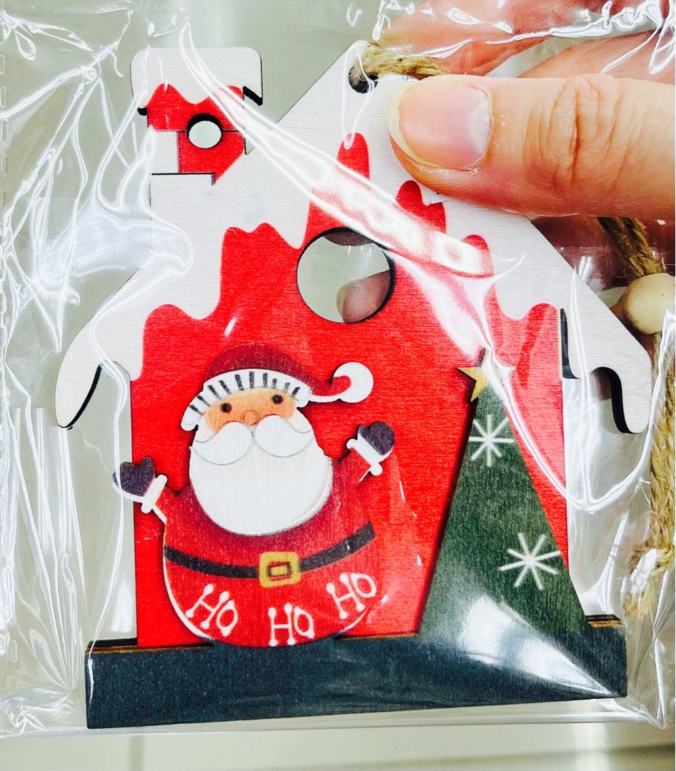 現貨🎄🏠🎅🏻聖誕樹屋仔聖誕人掛飾 聖誕樹裝飾 聖誕裝飾 聖誕老人公仔 兒童玩具 派對用品 室內裝飾 聖誕禮物 CHRISTMAS TREE SANTA HOME PARTY DECORATION （分類：牆上裝飾）位於 Hong Kong。 由 swroom 提交（商品編號 1407652524，圖片 1）。簡介： 🎄$38 個 , $70 兩個，全新未開封 🎁銷情迅速請早訂購，售完即止‼️ 🛍更多卡通精品玩具FOLLOW US ： carousell.com/swroom 📥INBOX 購買請提供以下資料 ： ▫️ 件數 ▫️付款方式 : PAYME / FPS / ALIPAYHK ▫️郵寄方式： 📮 $8 up 本地平郵 ( 一般情況 3-4 工作天寄出 ) 📦 SF順豐到付 ( 一般情況 2-3 工作天寄出 ) ❌ 不設面交 **** 確認全數付款後才留貨及安排寄出 *** ⚜️相關產品⚜️ 現貨🎄☃️🏠聖誕樹屋仔雪人掛飾 :https://carouse
