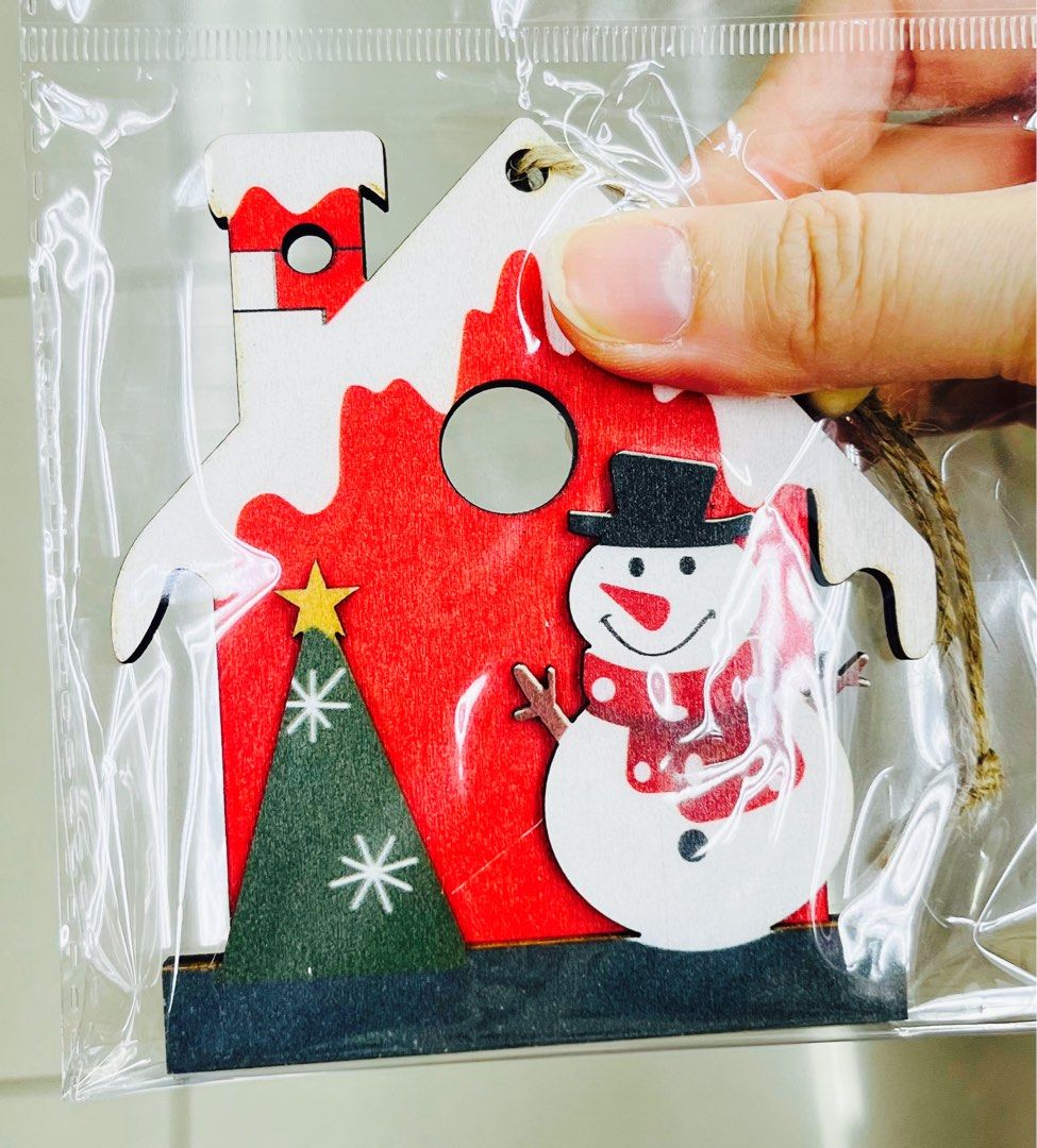 現貨🎄☃️🏠聖誕樹屋仔雪人掛飾 聖誕樹裝飾 聖誕裝飾 雪人公仔 兒童玩具 派對用品 室內裝飾 聖誕禮物 CHRISTMAS TREE SNOWMAN HOME PARTY DECORATION （分類：文具及工藝 - 手作）位於 Hong Kong。 由 swroom 提交（商品編號 1407652022，圖片 1）。簡介： 🎄$38 個 , $70 兩個，全新未開封 🎁銷情迅速請早訂購，售完即止‼️ 🛍更多卡通精品玩具FOLLOW US ： carousell.com/swroom 📥INBOX 購買請提供以下資料 ： ▫️ 件數 ▫️付款方式 : PAYME / FPS / ALIPAYHK ▫️郵寄方式： 📮 $8 up 本地平郵 ( 一般情況 3-5 工作天 收到 ) 📦 SF順豐到付 ( 一般情況 1-2 工作天 收到 ) ❌ 不設面交 **** 確認全數付款後才留貨及安排寄出 *** ⚜️相關產品⚜️ 🎄🏠🎅🏻聖誕樹屋仔聖誕人掛飾 : https://