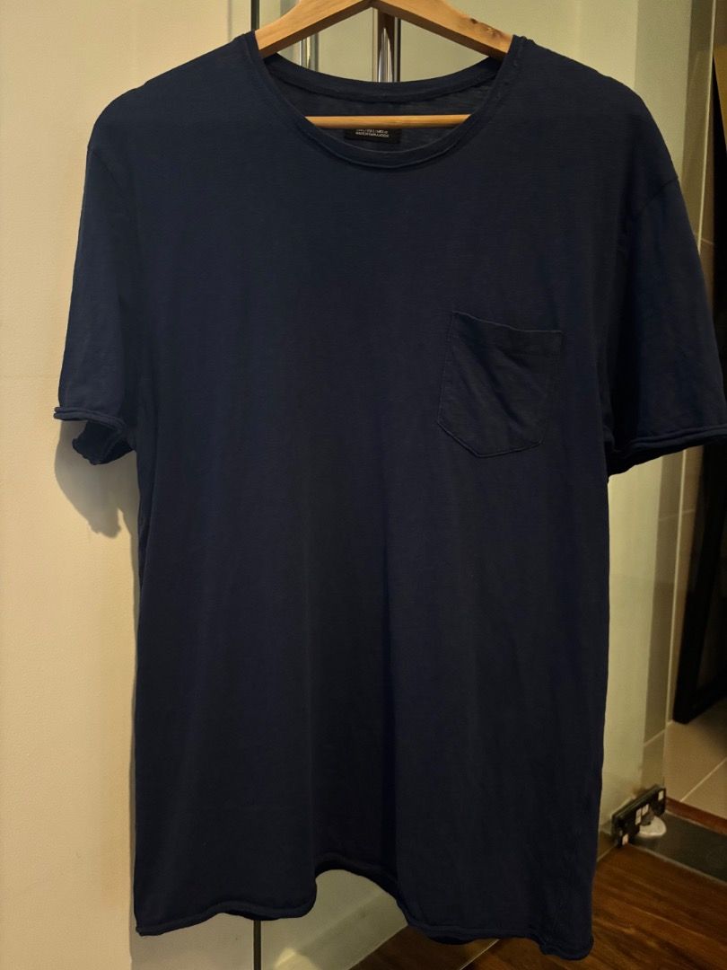 Authentic Zara Man Navy Blue Tee Tshirt with Pocket L (Category: Tshirts & Polo Shirts ) located in Taguig. Submitted by lilabb (Listing ID 1407569459, Image 1). Description: Authentic bought from Zara at the mall Size Large Chest Approx 21in x 30in L Pick up or delivery via Lalamove / Grab or Gogo / JNT / LBC Loc: bf homes paranaque COD / Gcash / BDO Proceeds will benefit our Community Cats. Thank you 🦁🧡.
