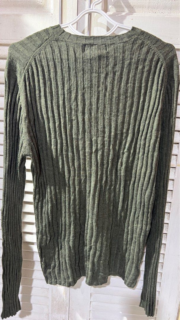 Banana Republic Knitted Sweater (Category: Longsleeves) located in Mandaue City. Submitted by jo.ladyred (Listing ID 1407586226, Image 3). Description: Medium to Large.