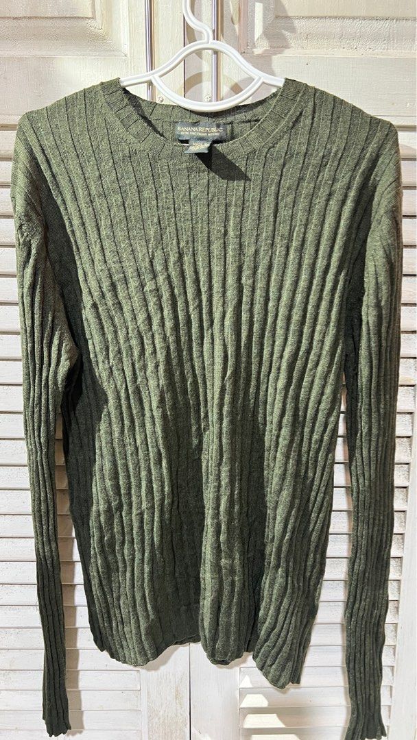 Banana Republic Knitted Sweater (Category: Longsleeves) located in Mandaue City. Submitted by jo.ladyred (Listing ID 1407586226, Image 2). Description: Medium to Large.