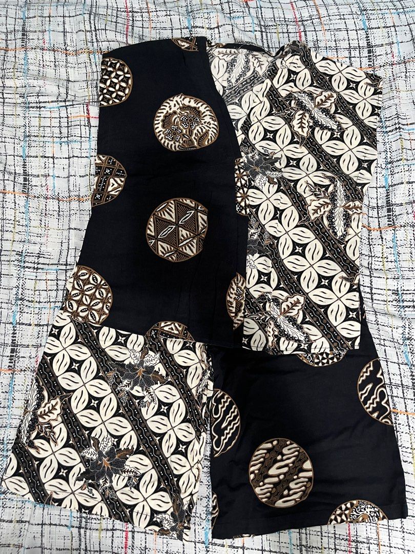 Batik Print Set (Category: Other Bottoms) located in Singapore. Submitted by alphanick009083 (Listing ID 1407737921, Image 2). Description: - Batik print wide-leg pants with the top - Lightweight and comfortable fabric - Unique circular and floral patterns - Perfect for a casual and stylish look.