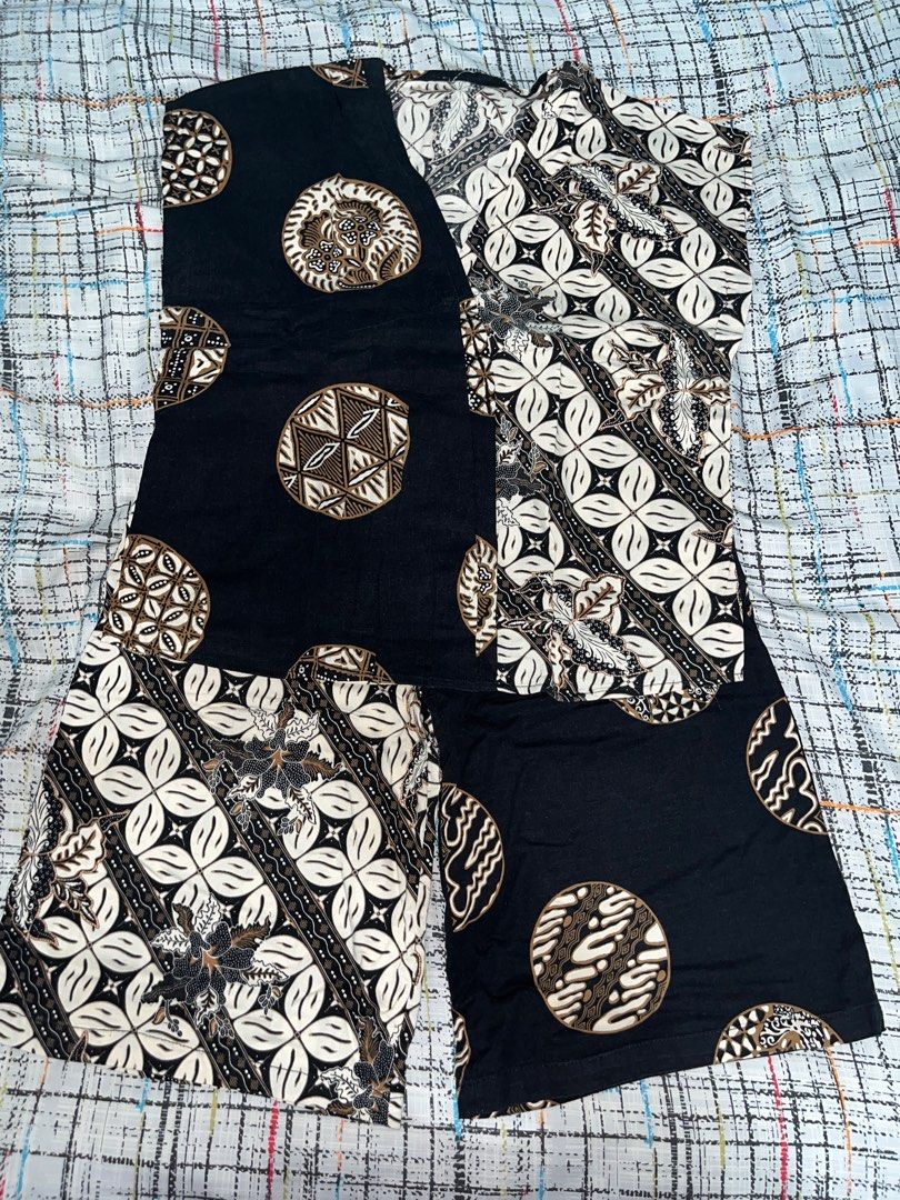 Batik Print Set (Category: Other Bottoms) located in Singapore. Submitted by alphanick009083 (Listing ID 1407737921, Image 1). Description: - Batik print wide-leg pants with the top - Lightweight and comfortable fabric - Unique circular and floral patterns - Perfect for a casual and stylish look.