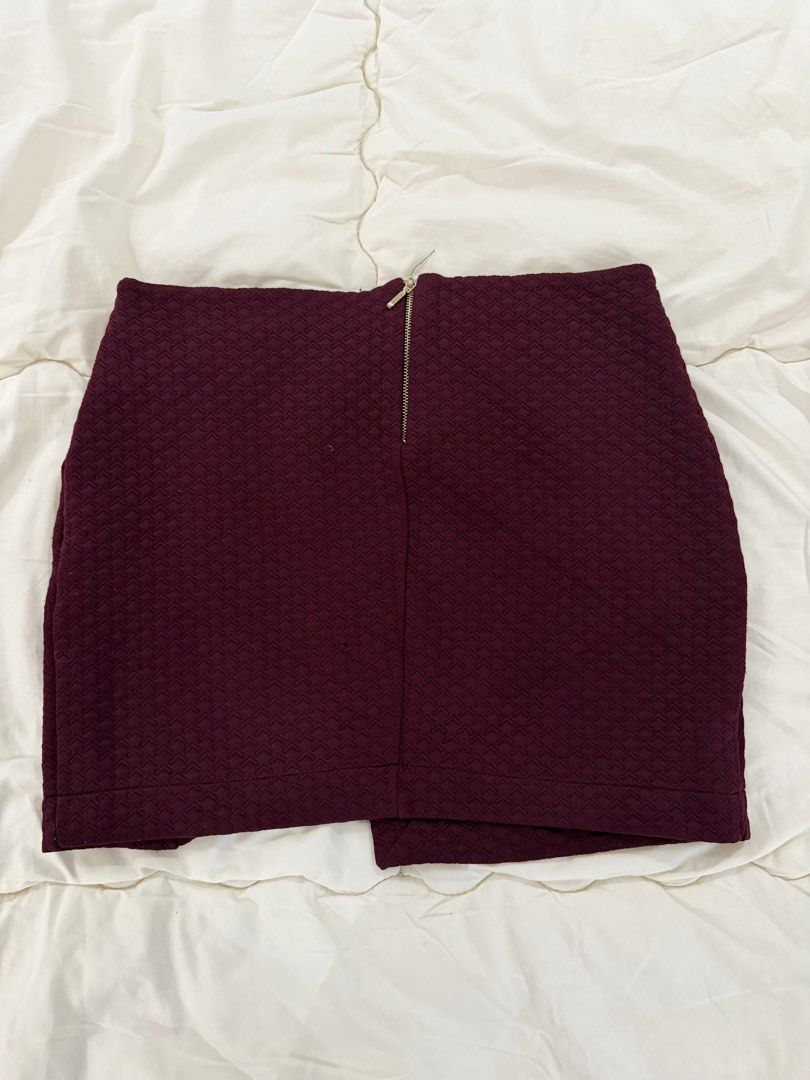 Bershka Burgundy Wrap Mini Skirt (Category: Skirts) located in Quezon City. Submitted by carmiizzle (Listing ID 1407660901, Image 2). Description: .