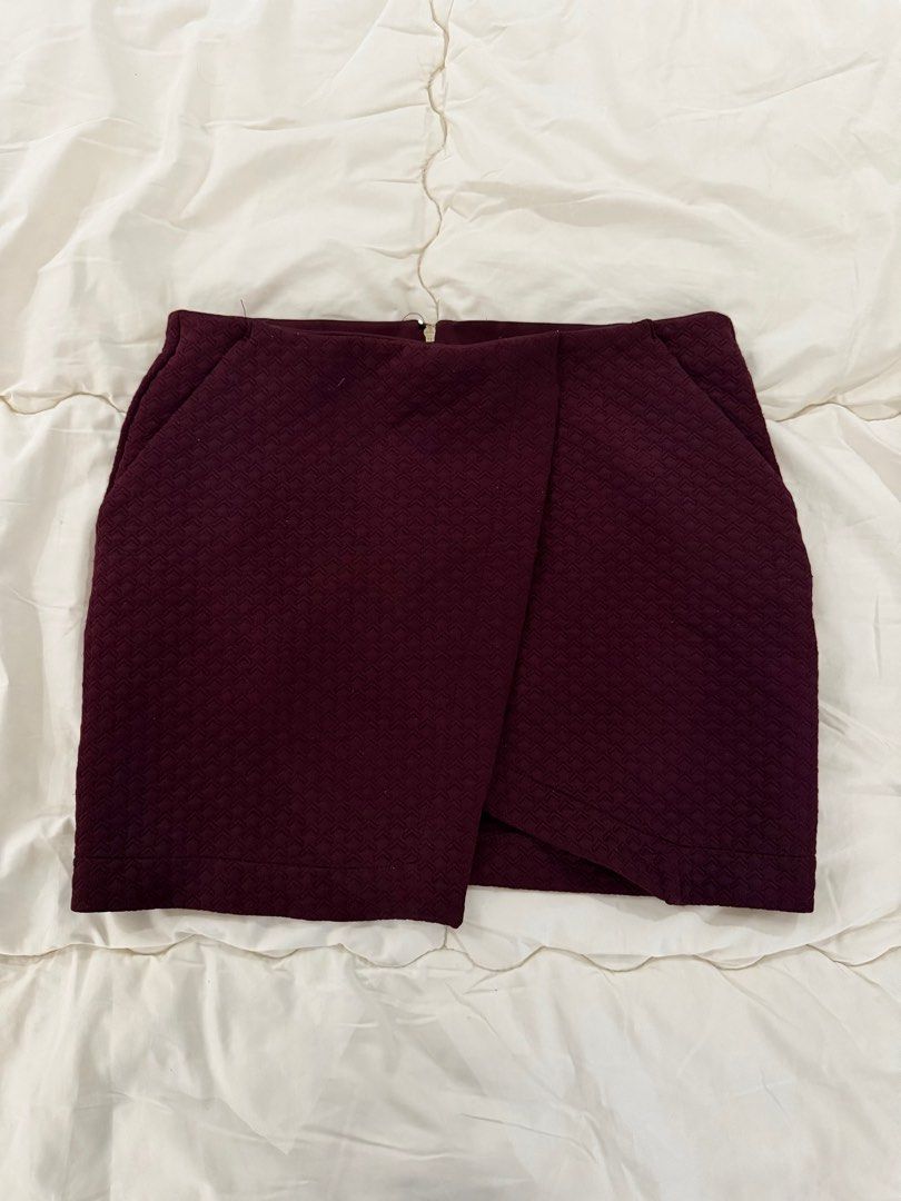 Bershka Burgundy Wrap Mini Skirt (Category: Skirts) located in Quezon City. Submitted by carmiizzle (Listing ID 1407660901, Image 1). Description: .