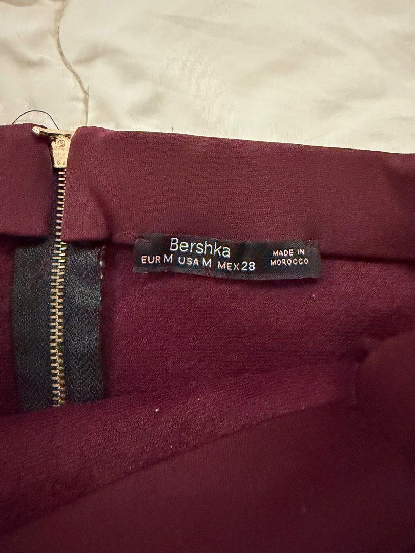 Bershka Burgundy Wrap Mini Skirt (Category: Skirts) located in Quezon City. Submitted by carmiizzle (Listing ID 1407660901, Image 3). Description: .