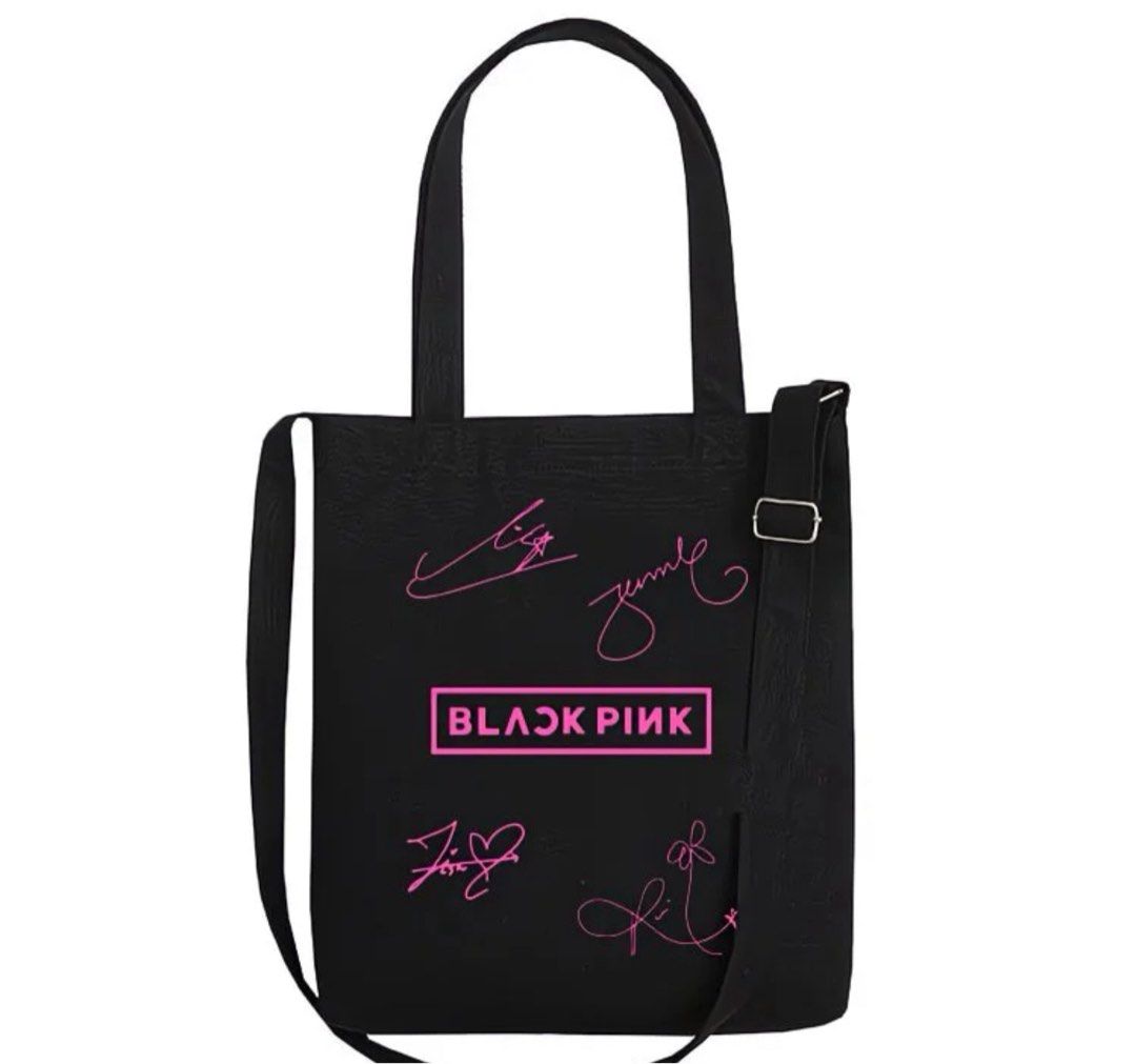 Blackpink Tote Bag （分類：手袋及銀包）位於 Hong Kong。 由 CapitanSparrow 提交（商品編號 1407731981，圖片 2）。簡介： Tote bag features the Blackpink logo and signatures in pink. It has two carrying options: a shoulder strap and handles. The bag is available in black and white. It's perfect for carrying books, groceries, or everyday essentials. A stylish accessory for any Blackpink fan.。