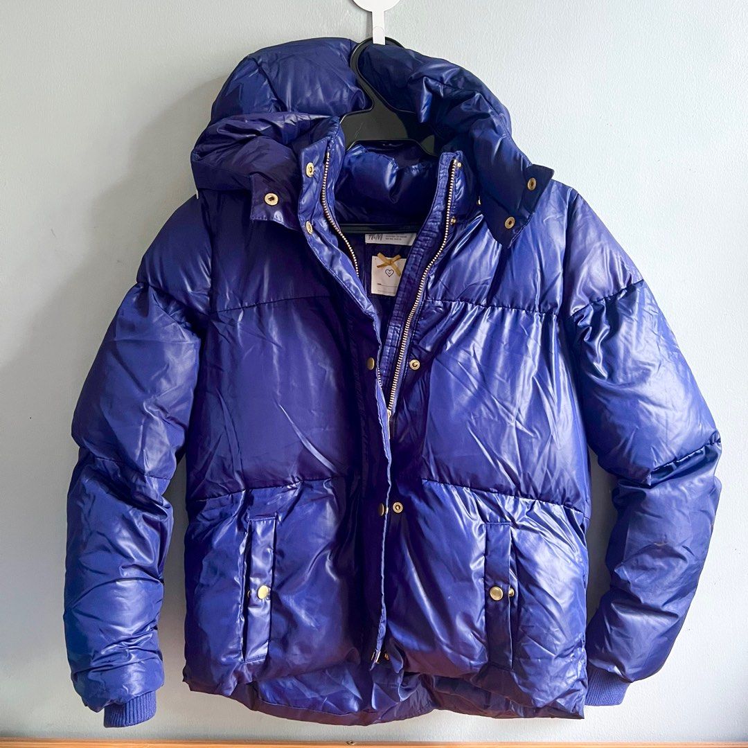 Blue Puffer Jacket with detachable Hood (Category: Babies & Kids Fashion) located in Marikina City. Submitted by sim_29 (Listing ID 1407601268, Image 1). Description: - Blue puffer jacket - removable Hood - Gold-colored buttons - Two front pockets - Zipper closure - Ribbed cuffs - Stylish and warm outerwear - Size 9/10y .