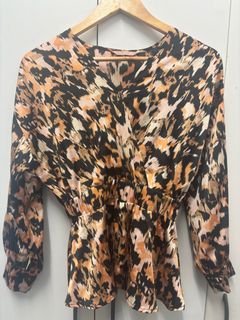 (Category: ) located in . Submitted by msfarah.closet (Listing ID 1407595163, Image 1). Description: .