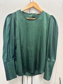 (Category: ) located in . Submitted by msfarah.closet (Listing ID 1407596236, Image 1). Description: .