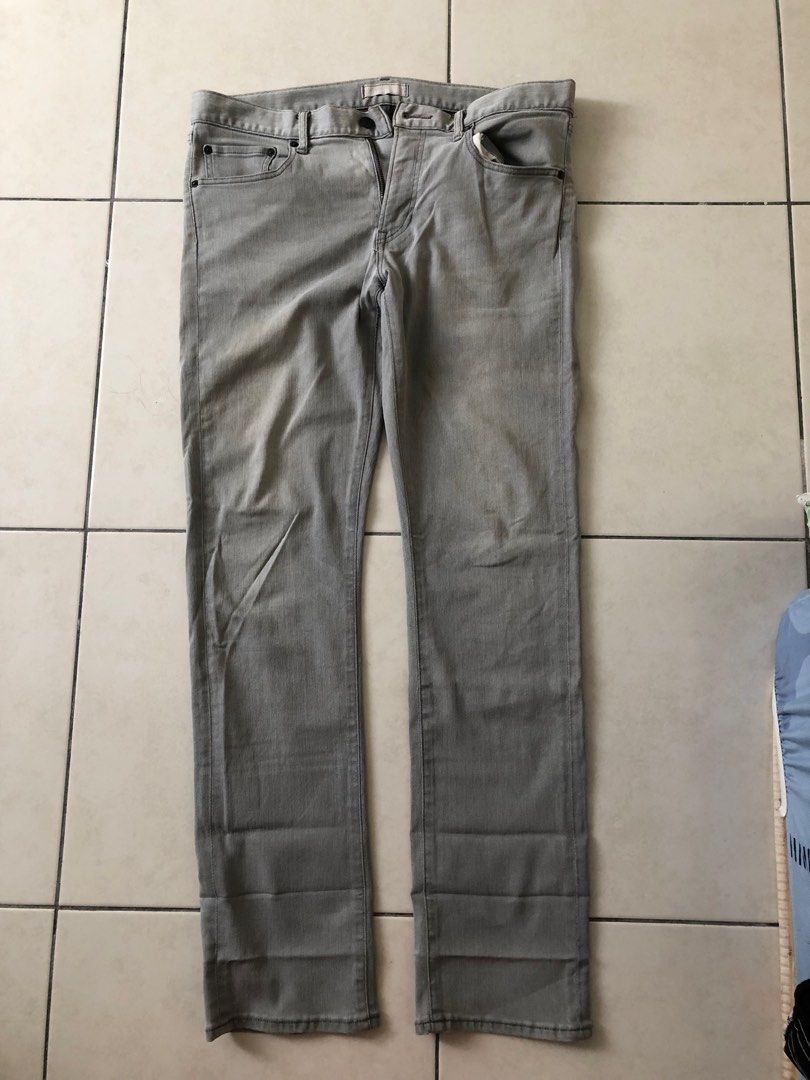 Bundle (Category: Trousers) located in Kuala Lumpur. Submitted by yuiiahke54977 (Listing ID 1407623363, Image 3). Description: Item in good condition but a bit dirty. 😅 ( can wash the dirt ) Have tiny pinhole but doesn’t affect the pants..