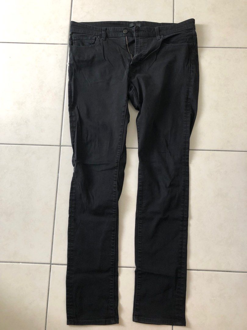 Bundle (Category: Trousers) located in Kuala Lumpur. Submitted by yuiiahke54977 (Listing ID 1407624343, Image 3). Description: Item in good condition but have a tiny mark on right back. Doesn’t affect the pants..