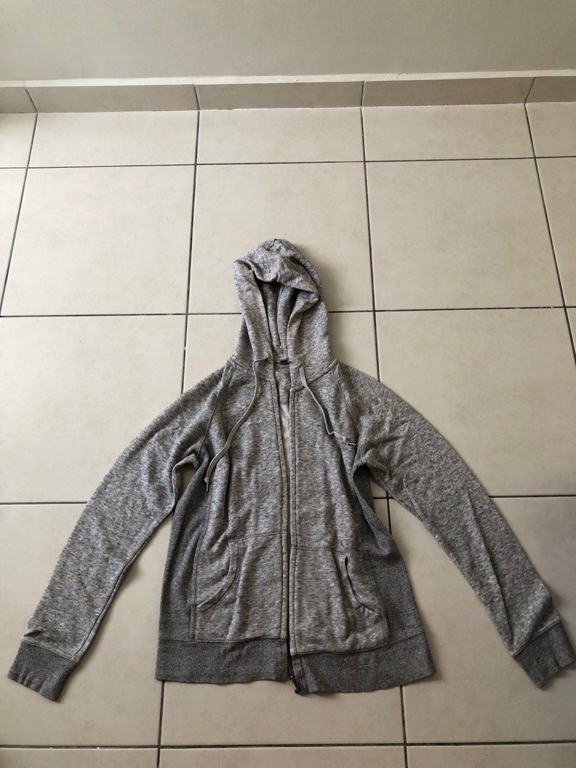 Bundle (Category: Coats, Jackets and Outerwear) located in Kuala Lumpur. Submitted by yuiiahke54977 (Listing ID 1407629704, Image 3). Description: Item in good condition but at right back have a small hole with a little bit dirt.😅 On tag is size L but is more likely to size M. Have a small dirt on upper zip. ( can wash it ).