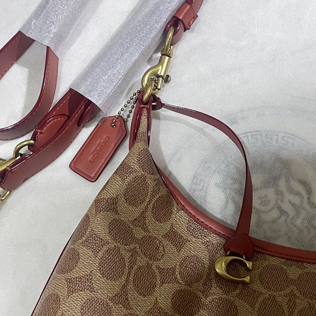 Coach Juliet 25 Shoulder Bag (Category: Luxury Bags & Wallets) located in Manila. Submitted by kristelleluxxe (Listing ID 1407753009, Image 2). Description: very nice quality! never been used Dm for more pics and vids 🥰 .