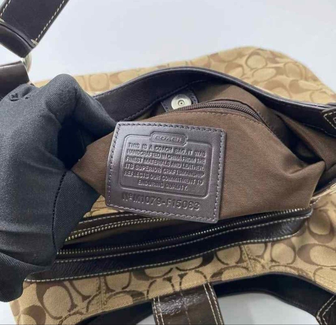 Coach Signature Hobo Handbag (Category: Luxury Bags & Wallets) located in Santo Domingo. Submitted by _nymph_ (Listing ID 1407621450, Image 3). Description: reason for selling: used only during events In pristine condition bought on IG message me for more pictures .