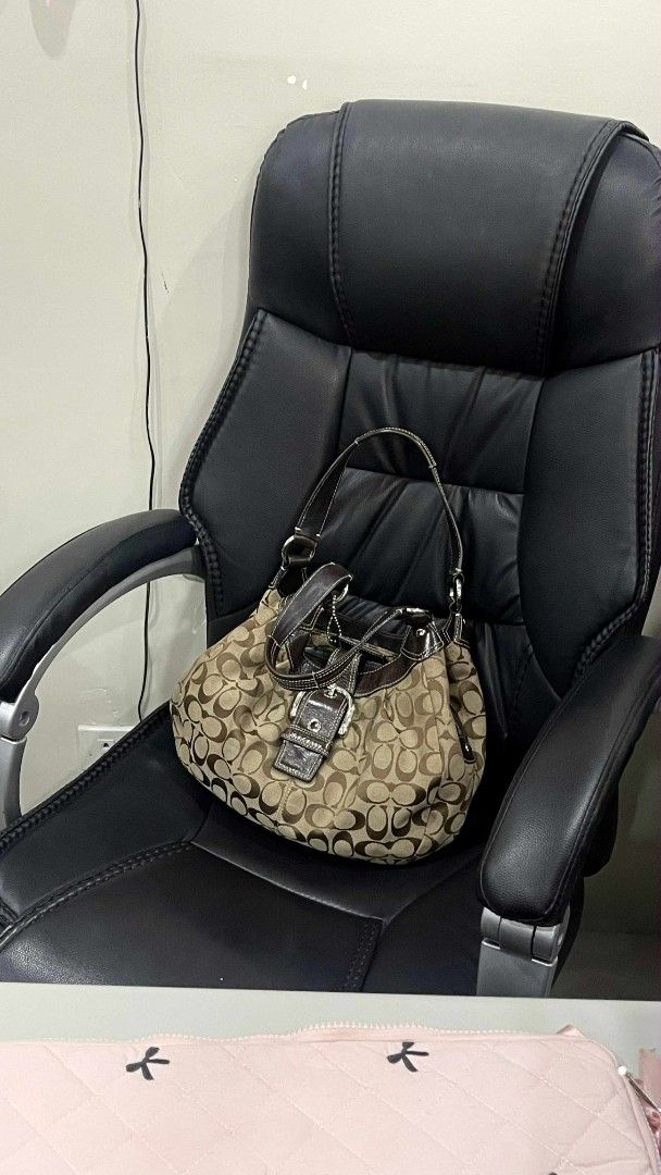 Coach Signature Hobo Handbag (Category: Luxury Bags & Wallets) located in Santo Domingo. Submitted by _nymph_ (Listing ID 1407621450, Image 1). Description: reason for selling: used only during events In pristine condition bought on IG message me for more pictures .