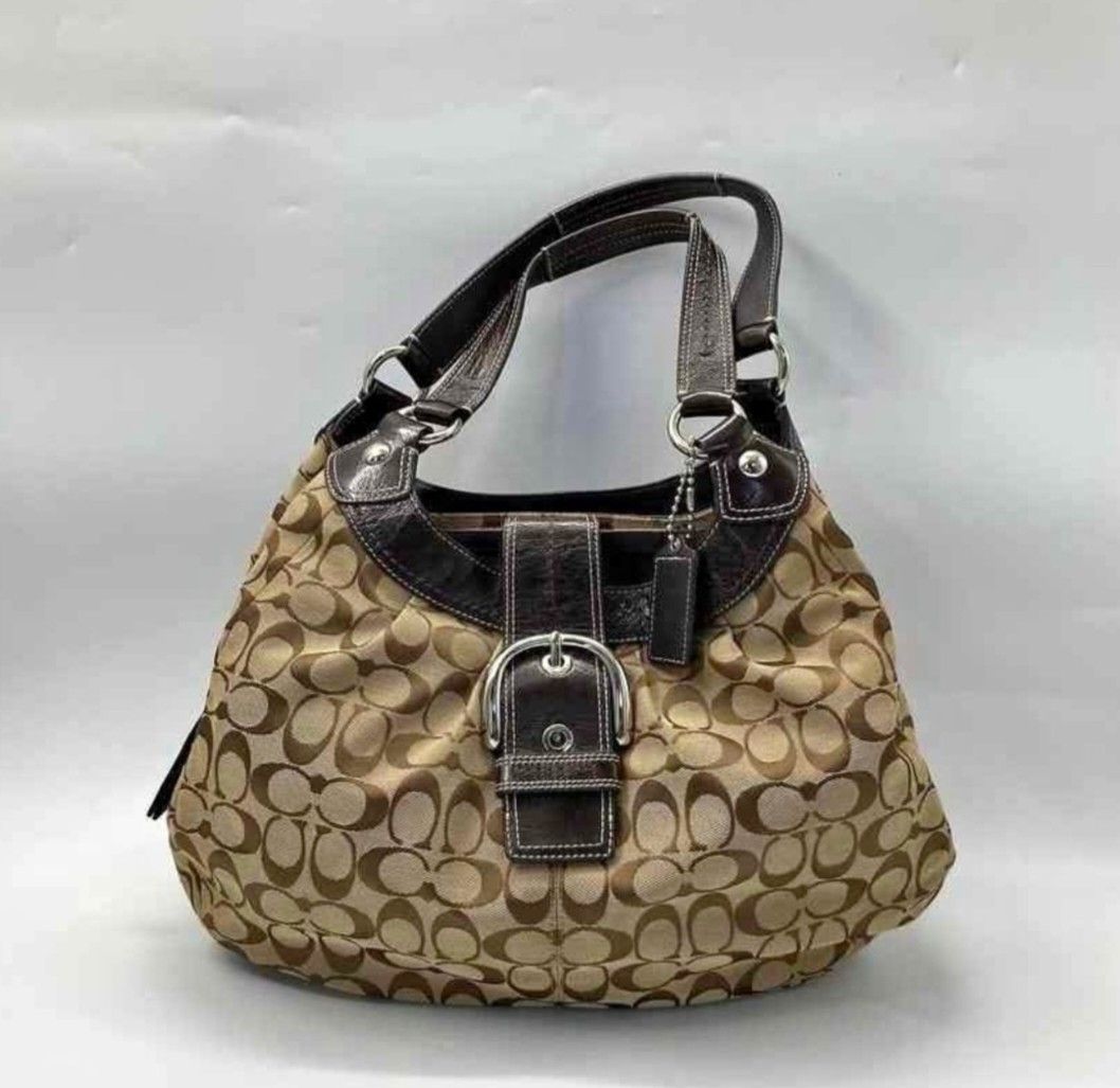 Coach Signature Hobo Handbag (Category: Luxury Bags & Wallets) located in Santo Domingo. Submitted by _nymph_ (Listing ID 1407621450, Image 2). Description: reason for selling: used only during events In pristine condition bought on IG message me for more pictures .