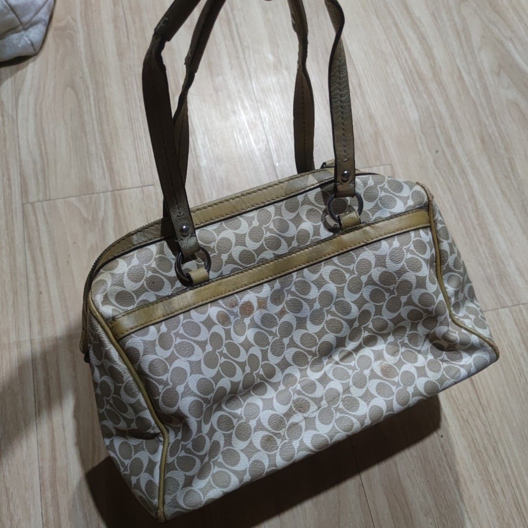 Coach Signature Satchel Handbag (Category: Luxury Bags & Wallets) located in Dagupan City. Submitted by jhazrightshop (Listing ID 1407682177, Image 2). Description: 📌 Items are 𝗕𝗥𝗔𝗡𝗗𝗘𝗗|𝗣𝗥𝗘𝗟𝗢𝗩𝗘𝗗, Please manage your expectations...😚🙏💗 ✅ Japan / Korea source HAPPY Shopping!! 😍😍 💰💰 BDO / Gcash 🚛🚛 JnT courier / Sho Pee Express.