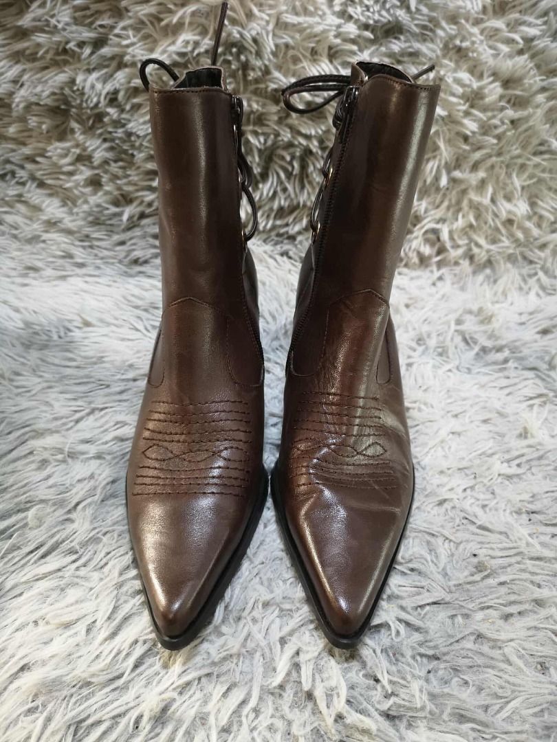 Dark Brown Leather Pointed Toe heeled Boots (Category: Boots) located in Santa Cruz. Submitted by jmy_surplus.2 (Listing ID 1407637133, Image 1). Description: Size ; 23.5cm Color ; Dark brown Type ; Boots Brand ; No brand Material ; Leather Style ; Leather Block Heeled V Boots LR 124 JMY 4 Batch #171.