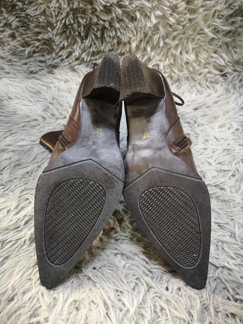 Dark Brown Leather Pointed Toe heeled Boots (Category: Boots) located in Santa Cruz. Submitted by jmy_surplus.2 (Listing ID 1407637133, Image 3). Description: Size ; 23.5cm Color ; Dark brown Type ; Boots Brand ; No brand Material ; Leather Style ; Leather Block Heeled V Boots LR 124 JMY 4 Batch #171.