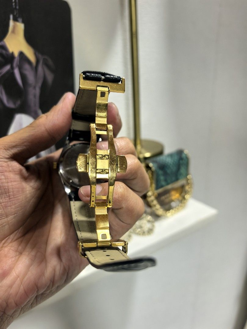 Delvina date quartz (Category: Luxury Watches) located in Baguio. Submitted by ashzachary (Listing ID 1407689810, Image 3). Description: Delvina date quartz Condition :Excellent condition Color rate 10/10 Super ganda ng makina nito Replace bracelet No issues No flaws Super ganda sa personal Pm. More details Good quality Plsss 📌No Bogus 📌No return MOP What you see is what you get PALAWAN, CEBUNA GCASH AND BDO Reminder😊 We're selling thrifted cl