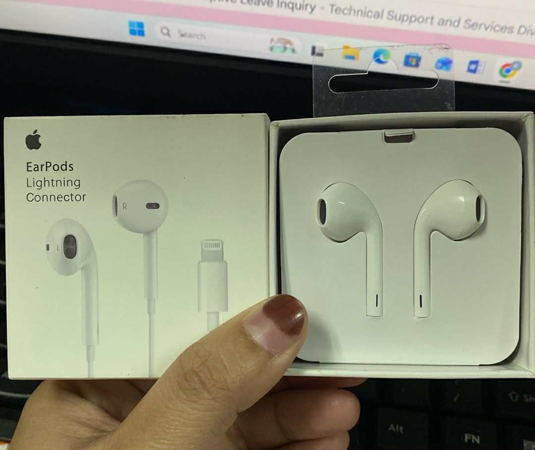 Earpods earphone lightning (Category: Headphones & Headsets) located in Manila. Submitted by pricious (Listing ID 1407578055, Image 1). Description: .