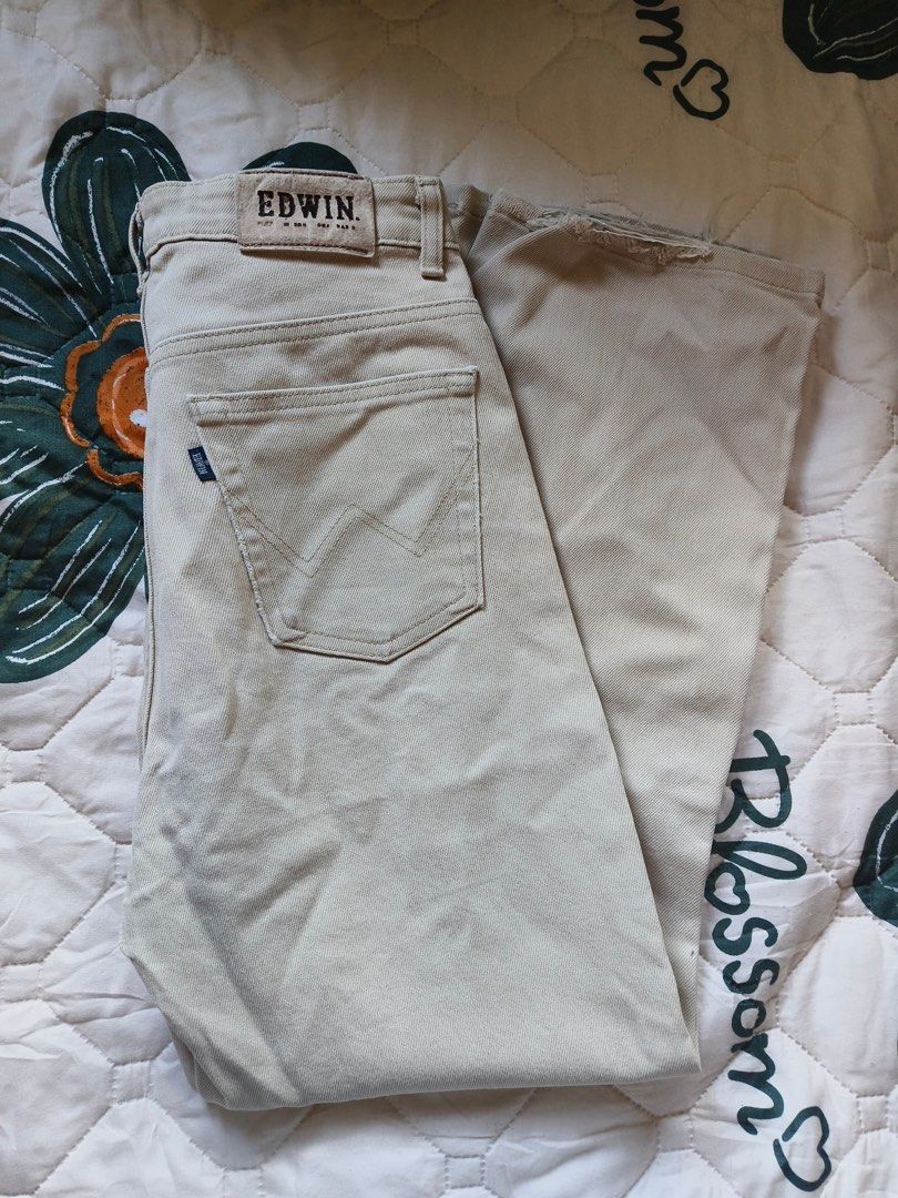 Edwin Basic Flex Jeans Beige (Category: Jeans & Leggings) located in Kuala Lumpur. Submitted by sliew0012 (Listing ID 1407664730, Image 2). Description: - Edwin International Basic Flex jeans - Light beige colour - Size: 30x32 - Distressed detail on front - Classic five-pocket design - Straight leg cut - Flexible material for comfort.