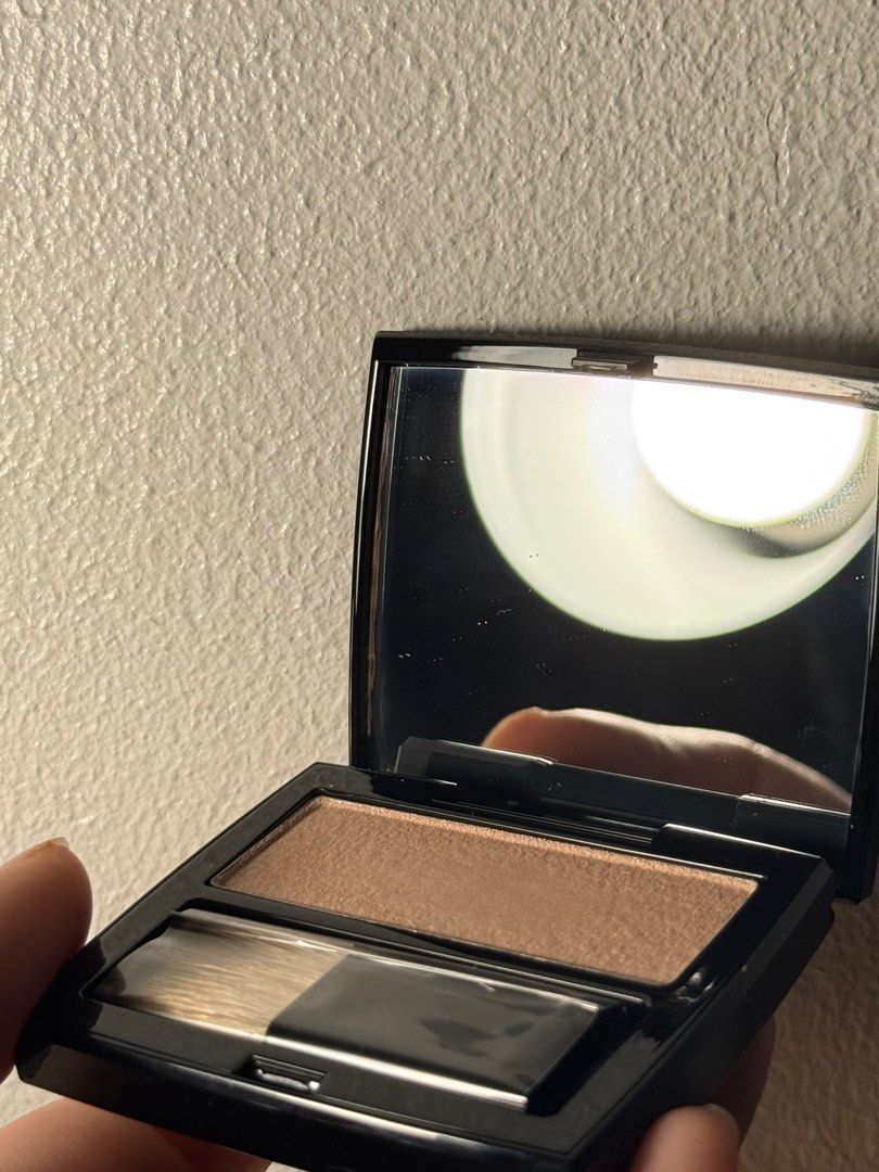 Hera Face Glow Highlighter with Brush #Champagne (Category: Makeup) located in Manila. Submitted by uuusong (Listing ID 1407620045, Image 3). Description: Comes with unopened brush Subtle glow highlighter .