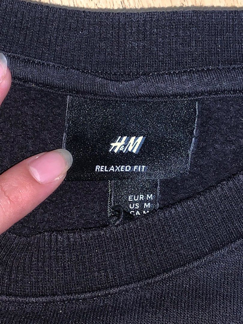 H&M Sweater (Black) (Category: Coats, Jackets and Outerwear) located in Pasig City. Submitted by m_decluttering (Listing ID 1407687296, Image 2). Description: .
