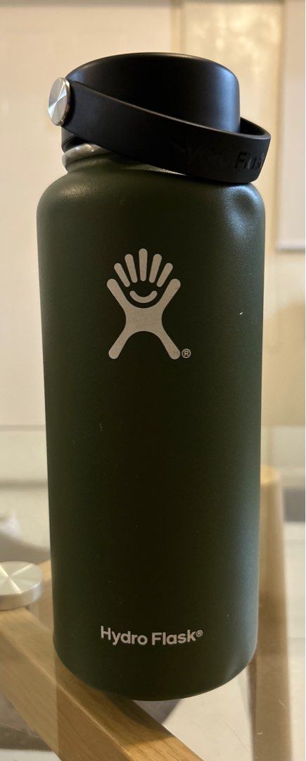 Hydroflask 32oz (Category: Water Bottles & Tumblers) located in Quezon City. Submitted by bea30 (Listing ID 1407718584, Image 1). Description: Original and still fully functional Has dents as seen on the photo 32 oz / 946 ml Color Olive Green.