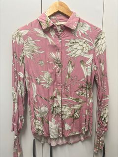 (Category: ) located in . Submitted by msfarah.closet (Listing ID 1407596689, Image 1). Description: .