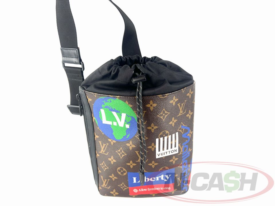 Louis Vuitton 2019 Monogram Chalk Sling Bag (Category: Luxury Bags & Wallets) located in Makati City. Submitted by luxury_by_ncash_2 (Listing ID 1407619545, Image 2). Description: N-Cash Pawnshop "Instant Cash for Bags, Watches, Cars, and Electronics" https://www.ncash-pawnshop-philippines.com/ Louis Vuitton 2019 Monogram Chalk Sling Bag PRE-OWNED Brand: LOUIS VUITTON Measurements [ L x H x W ] : 22cm x 30cm x 6cm Colour : Monogram Material: Coat