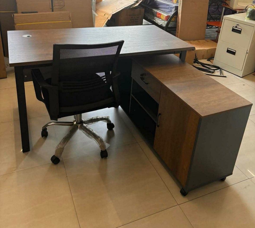 L-Shape Office Table (Category: Office Furniture & Fixtures) located in Makati City. Submitted by gineth24 (Listing ID 1407700844, Image 3). Description: L-Shape Office Table Office Desk 140cm✅- 9,500 160cm✅- 12,500 free assemble +Sf, may vary per location Pm for inquiries.